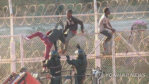 스페인, 자국령 세우타 진입 아프리카 난민 116명 추방…이례적