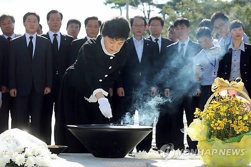 여야 줄줄이 봉하마을행… 정치적 상징성 부각