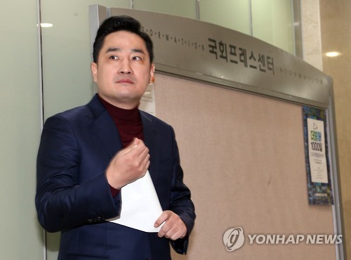 강용석, '악플러 소송' 패소… 法 "경멸적 표현 감내할 위치"