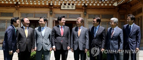 문대통령-여야 5당 원내대표 오찬… '오색비빔밥' 메뉴 협치강조