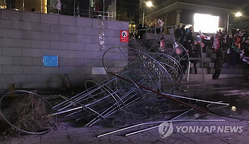 촛불 조형물 부순 '태극기집회' 참가자들, 법정서 혐의 인정