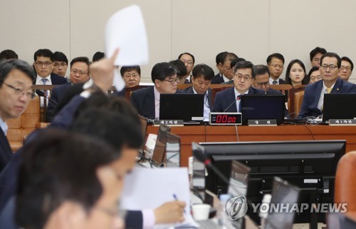 기재위 '소득주도성장' 공방… 야당 "경제실정 청문회" 요구