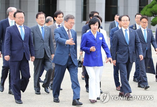 文대통령 55.6%·민주 37%… 지지율, 동반 최저치 추락[리얼미터]