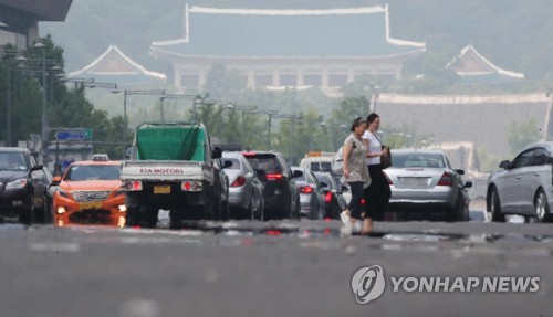 구름 많고 곳곳 소나기…낮 최고 37도 폭염은 그대로