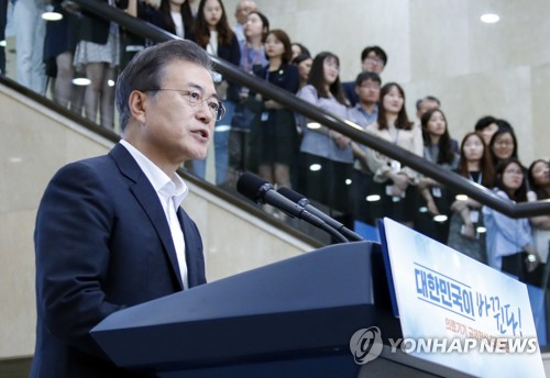 문대통령 '붉은깃발법' 빗대 규제개혁 강조… 연일 혁신성장 행보