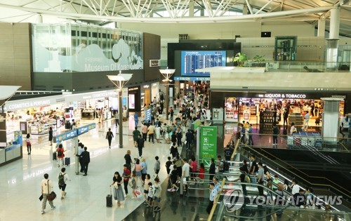 귀국길 면세쇼핑 가능해질까… 법개정·업계 설득 관건