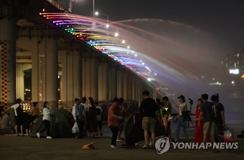 빙수는 동나고, 영화관은 붐비고…괴롭디괴로운 열대야 나기