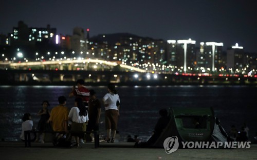 빙수는 동나고, 영화관은 붐비고…괴롭디괴로운 열대야 나기