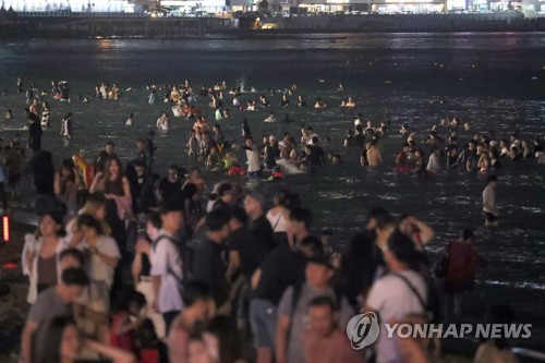 폭염 지속 해운대해수욕장 야간개장 12일까지 연장