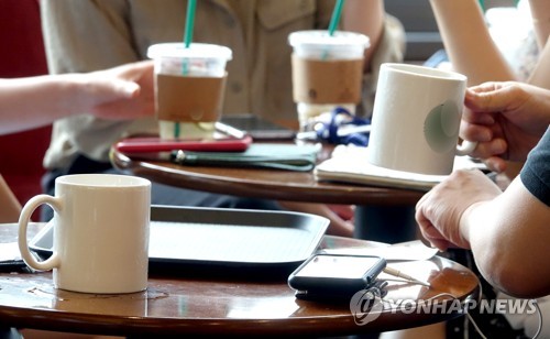 일회용컵 줄이고자 커피전문점에 식기 세척기·머그잔 지원