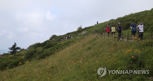 끝나지 않은 폭염… 해수욕장·워터파크 막바지 피서객들로 북적