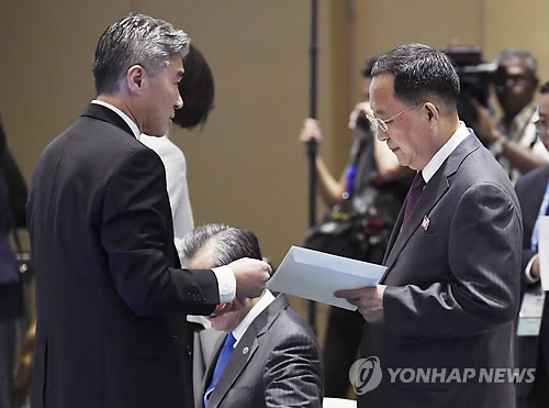 北, 美에 "신뢰조치 취하라" 공세…리용호 이어 노동신문 가세