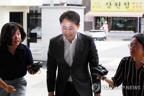 '보물선 사기' 신일 전 대표 최용석·류상미 경찰 출석