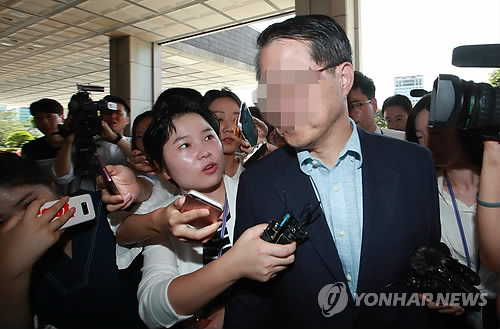 '노조와해 의혹' 옛 삼성 미전실 부사장 검찰 출석… 묵묵부답