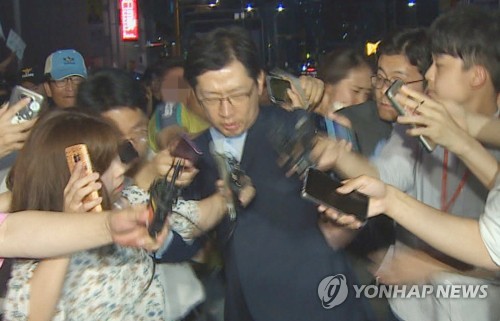 경찰, '김경수 폭행' 피의자 출석 요청…"혐의 일부 부인"