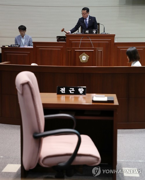 아들 잃은 경비원에 '전보 조치' 막말 구의원 의원직 상실