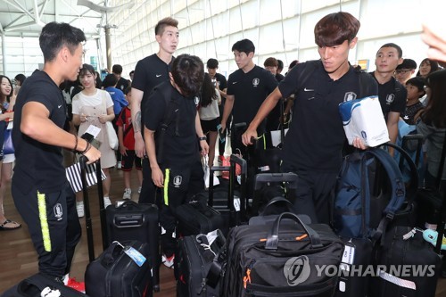 [아시안게임] 축구대표팀 결전지로 출국…"부담감, 정면으로 돌파할 것"