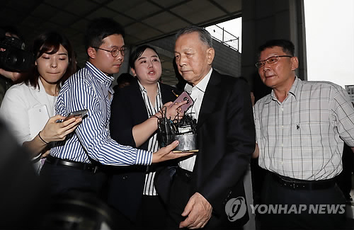 김기춘, 석방 8일 만에 검찰 출석… 재판거래 의혹에 묵묵부답