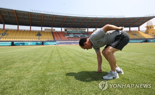 [아시안게임] 경기장 잔디 점검한 김학범 "중동팀에 유리한 잔디"