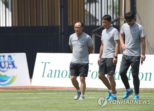 [아시안게임] 경기장 잔디 점검한 김학범 "중동팀에 유리한 잔디"