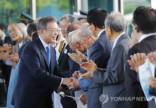 문 대통령, 여야 5당 대표와 청와대 회동 추진