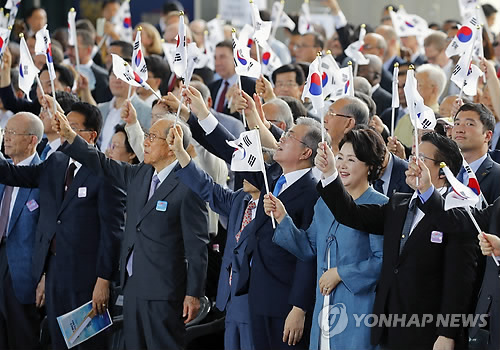 문대통령, 광복절 경축식 참석…靑 "한반도 평화 세계로"