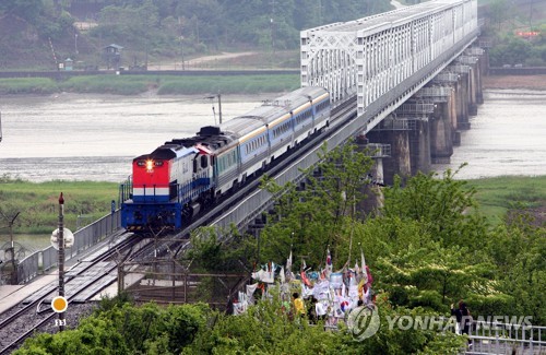 결국 8월 넘기는 연락사무소 개소… 판문점선언 이행 동력 '뚝'