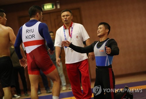 [아시안게임] 남북 레슬링 대표팀, 깜짝 합동훈련…"우린 적이 아닌 한민족"