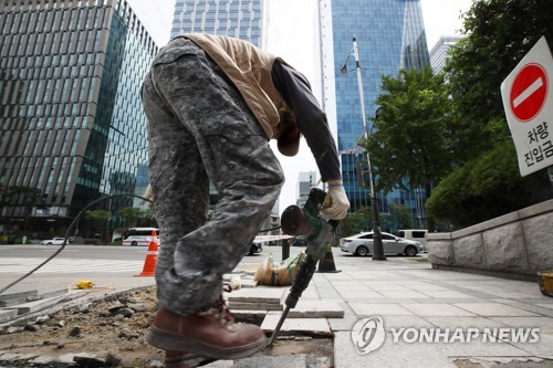 3040 일자리 충격…도소매·교육·제조업 등 전방위 감소