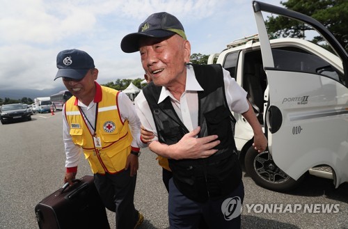 "꿈인가 싶다" 설레는 이산가족들…양손엔 선물보따리