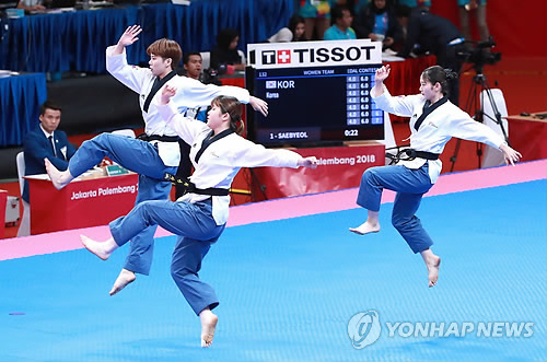 [아시안게임] 한국태권도, 첫선 품새서 금메달 2개 수확