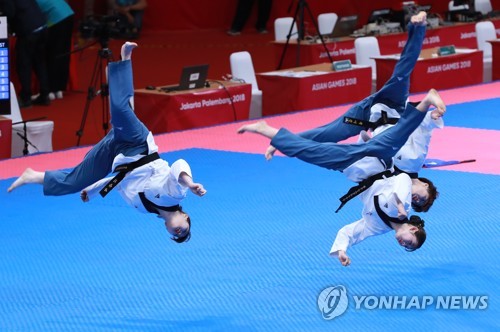 이총리, 태권도 품새 남자 단체전 '금메달' 직접 수여