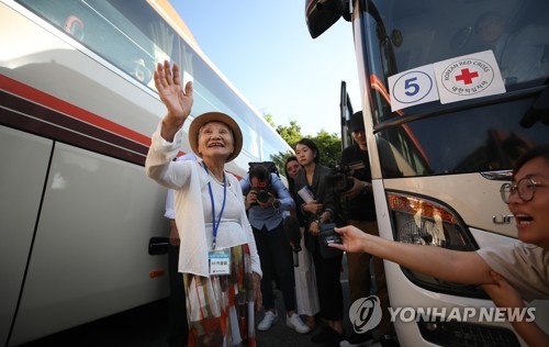 中, 남북 이산가족 재회에 "피는 물보다 진하다"며 환영