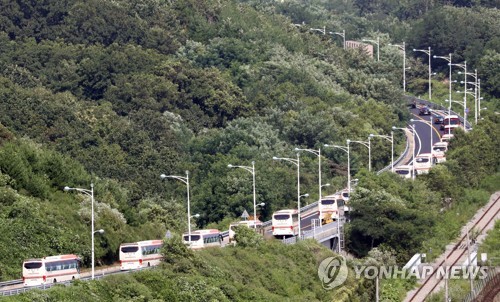 [이산가족상봉] 국군포로·전시납북자 6가족도 눈물 속 첫만남