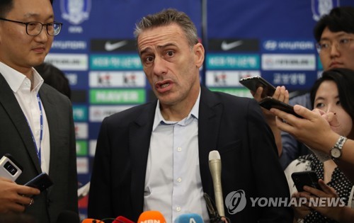 벤투 축구대표팀 감독, 코치 4명과 입국… 9월 A매치 준비