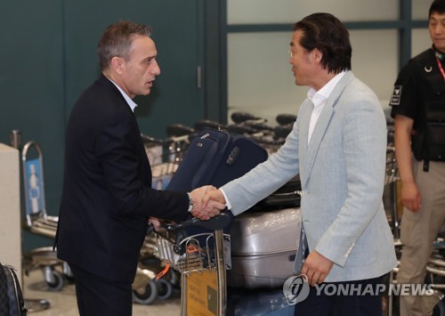 벤투 대표팀 감독, 정몽규 회장 등 축구협회 임원들과 상견례