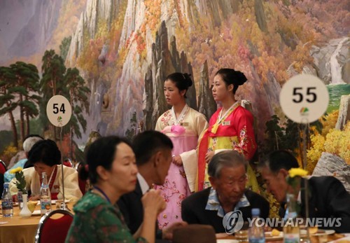 [이산가족상봉] 체제차이 아찔한 순간도… 삼촌·조카 북미관계 논쟁