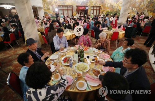 [이산가족상봉] 반백년만에 함께 앉은 식탁엔 '식구의 情' 넘쳐