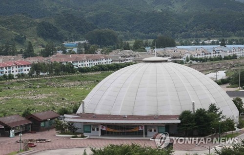 [이산가족상봉] 금강산 농협 건물에 자리잡은 北 '대동강은행'