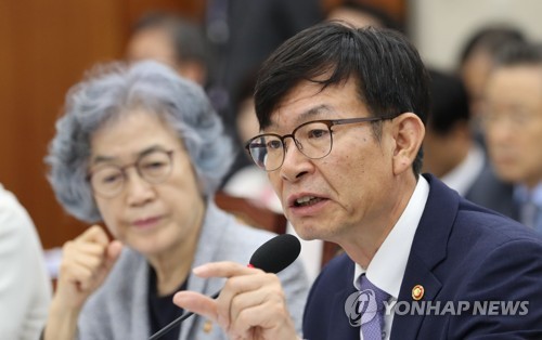 김상조, 정무위 재취업 비리 십자포화에 "개선 노력"