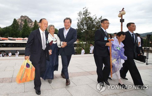 이산상봉 둘째 날, 오전 개별상봉 이어 오후 단체상봉 시작