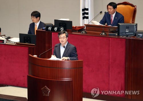 국회 예결위… "일자리 재앙" vs "찌그러진 쪽박 넘겨주고"