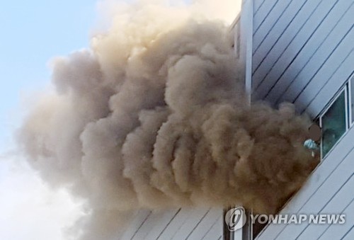  남동공단 화재 사망자 9명으로 늘어…4층서 뛰어내려 피해 커져