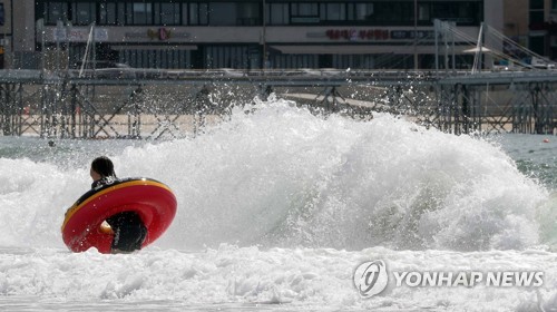 태풍 '솔릭' 상륙 임박… 하늘길·바닷길 곳곳 통제