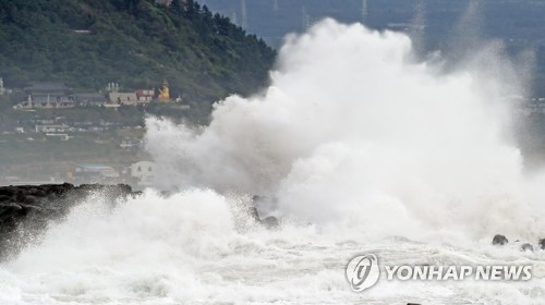 초강력 솔릭 바짝 근접… 제주 거센 비바람, 첫 실종자 발생