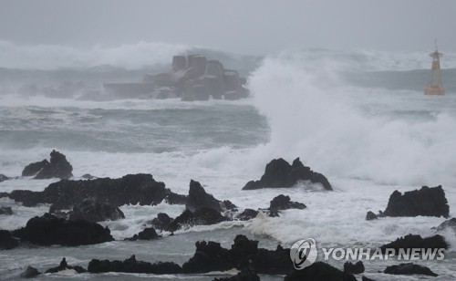 '솔릭' 오늘밤 군산 상륙… "수도권 영향 적어져…예상보다 남쪽"