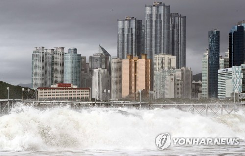 [태풍 비상] 부산 초속 28.2ｍ 강풍…전기 끊기고 교회탑 부러져