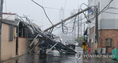 '솔릭' 시속 4㎞… 서귀포 서쪽 바다서 '거북이걸음' 북진