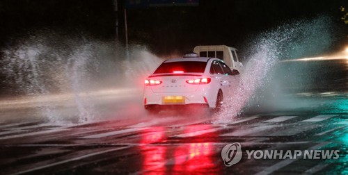 '솔릭' 오늘 낮 동해상으로 물러나…최대 300㎜ 이상 폭우