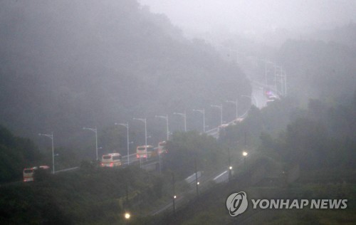 [이산가족상봉] '방북 고초' 송유진씨… 26년 만에 동생들 재상봉